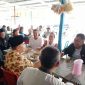 Anggota DPR RI, Cen Sui Lan dan Bupati Natuna, Wan Siswandi duduk semeja saat sarapan di Kedai Sarapan Pagi Sore, Jalan Pramuka, Ranai, Jumat (30/8/2024). Foto: Istimewa