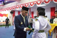 Pemko Tanjungpinang mengukuhkan Pasukan Pengibar Bendera Pusaka (Paskibraka) tingkat Kota Tanjungpinang yang berlangsung di Aula Sultan Sulaiman Badrul Alamsyah Lantai III Kantor Wali kota Tanjungpinang Senggarang, Kamis (15/8/2024). Foto: Diskominfo Tanjungpinang