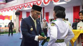 Pemko Tanjungpinang mengukuhkan Pasukan Pengibar Bendera Pusaka (Paskibraka) tingkat Kota Tanjungpinang yang berlangsung di Aula Sultan Sulaiman Badrul Alamsyah Lantai III Kantor Wali kota Tanjungpinang Senggarang, Kamis (15/8/2024). Foto: Diskominfo Tanjungpinang