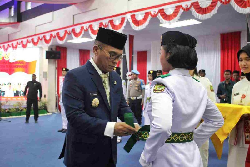 Pemko Tanjungpinang mengukuhkan Pasukan Pengibar Bendera Pusaka (Paskibraka) tingkat Kota Tanjungpinang yang berlangsung di Aula Sultan Sulaiman Badrul Alamsyah Lantai III Kantor Wali kota Tanjungpinang Senggarang, Kamis (15/8/2024). Foto: Diskominfo Tanjungpinang