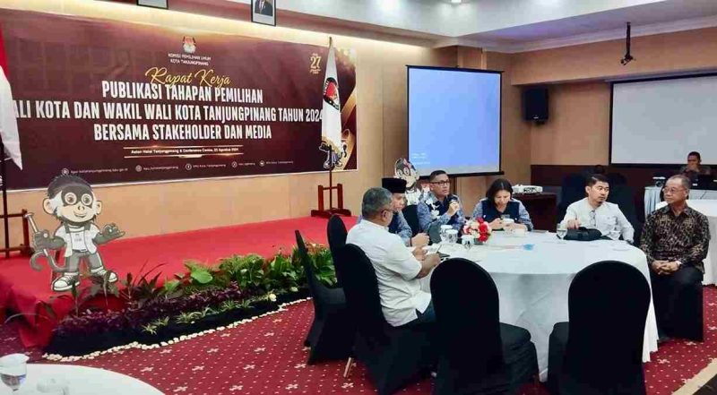 Komisi Pemilihan Umum (KPU) Kota Tanjungpinang menggelar rapat kerja publikasi tahapan Pemilihan Wali Kota dan Wakil Wali Kota Tanjungpinang 2024, di Aston Tanjungpinang Hotel & Conterence Center, Jum'at (23/8/2024). Foto: Diskominfo Tanjungpinang
