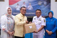Penjabat (Pj.) Wali Kota Tanjungpinang, Andri Rizal bersama istri, Efa Sri Nurlatifa Khifayana, menghadiri acara ramah tamah serah terima jabatan (sertijab) Komandan Lanudal Tanjungpinang, yang berlangsung di gedung VIP Lanudal Tanjungpinang, Kamis (29/8/2024). Foto: Diskominfo Tanjungpinang
