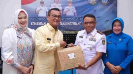 Penjabat (Pj.) Wali Kota Tanjungpinang, Andri Rizal bersama istri, Efa Sri Nurlatifa Khifayana, menghadiri acara ramah tamah serah terima jabatan (sertijab) Komandan Lanudal Tanjungpinang, yang berlangsung di gedung VIP Lanudal Tanjungpinang, Kamis (29/8/2024). Foto: Diskominfo Tanjungpinang
