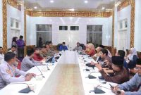 Dinas Kebudayaan dan Pariwisata (Disbudpar) menggelar rapat finalisasi persiapan Tanjungpinang Fest 2024 yang dipimpin langsung Sekretaris Daerah Kota Tanjungpinang, Zulhidayat,S.Hut di ruang rapat lantai 2 kantor wali kota Tanjungpinang, Kepri, Jum'at (2/8/2024). Foto: Diskominfo Tanjungpinang