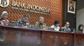 Gubernur Bank Indonesia (BI) Perry Warjiyo (ketiga dari kiri) bersama Deputi Gubernur Senior Destry Damayanti (ketiga dari kanan), dan para Deputi Gubernur (dari kiri) Aida S. Budiman, Doni P. Joewono, Juda Agung dan Filianingsih Hendarta memberikan pemaparan kepada media terkait hasil Rapat Dewan Gubernur (RDG) BI di Jakarta, Selasa (21/8/2024). BI memutuskan untuk menahan suku bunga acuan atau BI-Rate tetap di level 6,25 persen, suku bunga deposit facility tetap sebesar 5,5 persen, dan suku bunga lending facility tetap 7 persen. Foto: ANTARA/Muhammad Ramdan/aww.