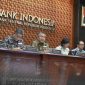 Gubernur Bank Indonesia (BI) Perry Warjiyo (ketiga dari kiri) bersama Deputi Gubernur Senior Destry Damayanti (ketiga dari kanan), dan para Deputi Gubernur (dari kiri) Aida S. Budiman, Doni P. Joewono, Juda Agung dan Filianingsih Hendarta memberikan pemaparan kepada media terkait hasil Rapat Dewan Gubernur (RDG) BI di Jakarta, Selasa (21/8/2024). BI memutuskan untuk menahan suku bunga acuan atau BI-Rate tetap di level 6,25 persen, suku bunga deposit facility tetap sebesar 5,5 persen, dan suku bunga lending facility tetap 7 persen. Foto: ANTARA/Muhammad Ramdan/aww.