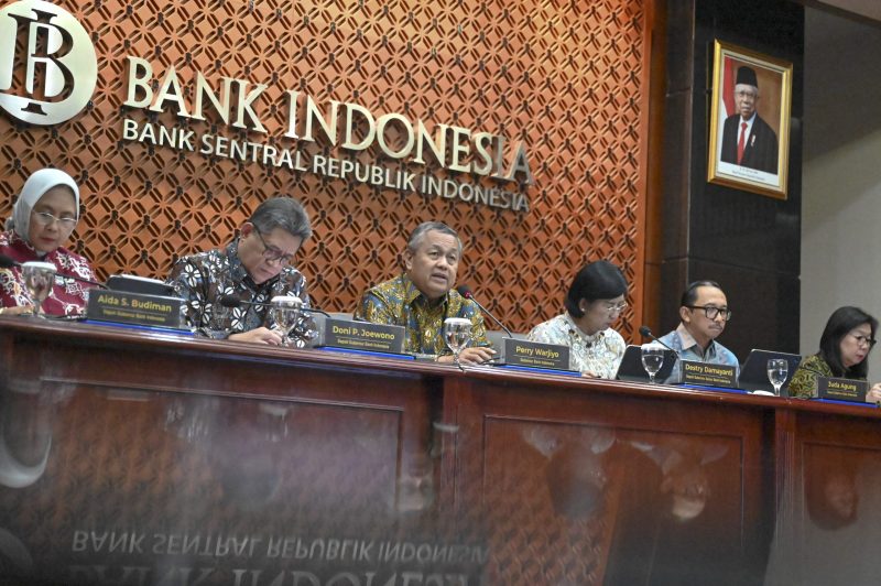 Gubernur Bank Indonesia (BI) Perry Warjiyo (ketiga dari kiri) bersama Deputi Gubernur Senior Destry Damayanti (ketiga dari kanan), dan para Deputi Gubernur (dari kiri) Aida S. Budiman, Doni P. Joewono, Juda Agung dan Filianingsih Hendarta memberikan pemaparan kepada media terkait hasil Rapat Dewan Gubernur (RDG) BI di Jakarta, Selasa (21/8/2024). BI memutuskan untuk menahan suku bunga acuan atau BI-Rate tetap di level 6,25 persen, suku bunga deposit facility tetap sebesar 5,5 persen, dan suku bunga lending facility tetap 7 persen. Foto: ANTARA/Muhammad Ramdan/aww.