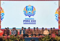 Menko Polhukam Hadi Tjahjanto (keempat kiri) didampingi Kapolri Jenderal Pol Listyo Sigit Prabowo (ketiga kanan), Menteri Ketenagakerjaan Ida Fauziah (kedua kanan), Wakil Menteri Agama Saiful Rahmat Dasuki (kanan), Ketua Majelis Pembina Nasional (Mabinas) Pengurus Besar Pergerakan Mahasiswa Islam Indonesia (PB PMII) Abdul Muhaimin Iskandar (kedua kiri), Pj Gubernur Sumatera Selatan Elen Setiadi (kiri) dan Ketua PB PMII Muhammad Abdullah Syukri (ketiga kiri) menghadiri pembukaan Kongres Pergerakan Mahasiswa Islam Indonesia (PMII) XXI tahun 2024 di Dining Hall, Jakabaring Sport City (JSC), Palembang, Sumatera Selatan, Jumat (9/8/2024). Kongres yang berlangsung dari 9-15 Agustus 2024 tersebut mengangkat tema “Menangkan Indonesia, memimpin peradaban dunia”. Foto: ANTARA/Nova Wahyudi/aww.