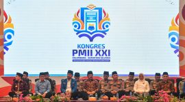 Menko Polhukam Hadi Tjahjanto (keempat kiri) didampingi Kapolri Jenderal Pol Listyo Sigit Prabowo (ketiga kanan), Menteri Ketenagakerjaan Ida Fauziah (kedua kanan), Wakil Menteri Agama Saiful Rahmat Dasuki (kanan), Ketua Majelis Pembina Nasional (Mabinas) Pengurus Besar Pergerakan Mahasiswa Islam Indonesia (PB PMII) Abdul Muhaimin Iskandar (kedua kiri), Pj Gubernur Sumatera Selatan Elen Setiadi (kiri) dan Ketua PB PMII Muhammad Abdullah Syukri (ketiga kiri) menghadiri pembukaan Kongres Pergerakan Mahasiswa Islam Indonesia (PMII) XXI tahun 2024 di Dining Hall, Jakabaring Sport City (JSC), Palembang, Sumatera Selatan, Jumat (9/8/2024). Kongres yang berlangsung dari 9-15 Agustus 2024 tersebut mengangkat tema “Menangkan Indonesia, memimpin peradaban dunia”. Foto: ANTARA/Nova Wahyudi/aww.