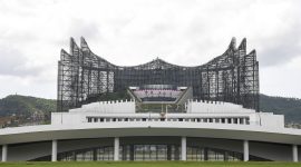 Suasana Istana Negara dan Istana Garuda difoto dari Sumbu Kebangsaan di IKN, Penajam Paser Utara, Kalimantan Timur, Jumat (9/8/2024). Menurut Menteri PUPR sekaligus Plt Kepala Otorita IKN Basuki Hadimuljono, per 10 Agustus 2024 pemerintah akan menyetop sementara proyek pembangunan IKN yang berhubungan dengan kegiatan luar dikarenakan akan fokus untuk persiapan penyelenggaran upacara Kemerdekaan Indonesia. ANTARA FOTO/M Risyal Hidayat/aww.