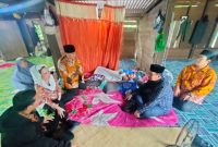 Calon Bupati dan Wakil Bupati Natuna Cen Sui Lan-Jarmin Sidik mengunjungi tokoh masyarakat Kelarik yang sedang sakit. Foto: AlurNews.com/Fadli