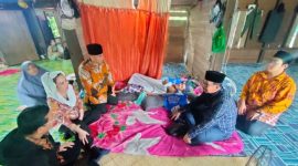 Calon Bupati dan Wakil Bupati Natuna Cen Sui Lan-Jarmin Sidik mengunjungi tokoh masyarakat Kelarik yang sedang sakit. Foto: AlurNews.com/Fadli