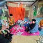 Calon Bupati dan Wakil Bupati Natuna Cen Sui Lan-Jarmin Sidik mengunjungi tokoh masyarakat Kelarik yang sedang sakit. Foto: AlurNews.com/Fadli