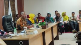 Sekretaris Daerah Provinsi Kepulauan Riau Adi Prihantara secara resmi membuka pertemuan yang membahas penanggulangan penyakit AIDS, Tuberculosis dan Malaria (ATM) di Provinsi Kepulauan Riau yang berlangsung di Ruang Rapat Utama, Lantai lV Kantor Gubernur Kepri, Dompak, Kamis (8/8/2024). Pertemuan ini diikuti oleh seluruh pemerintah kabupaten/kota se-Provinsi Kepri baik secara daring maupun luring. Foto: Diskominfo Kepri