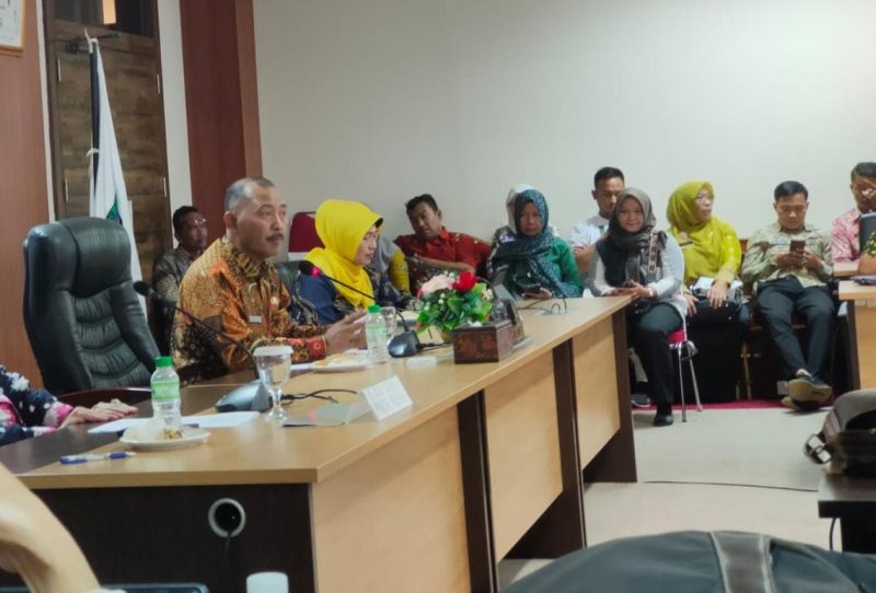 Sekretaris Daerah Provinsi Kepulauan Riau Adi Prihantara secara resmi membuka pertemuan yang membahas penanggulangan penyakit AIDS, Tuberculosis dan Malaria (ATM) di Provinsi Kepulauan Riau yang berlangsung di Ruang Rapat Utama, Lantai lV Kantor Gubernur Kepri, Dompak, Kamis (8/8/2024). Pertemuan ini diikuti oleh seluruh pemerintah kabupaten/kota se-Provinsi Kepri baik secara daring maupun luring. Foto: Diskominfo Kepri