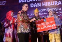 Ribuan masyarakat Tanjungpinang tumpah ruah menyaksikan acara Malam Ramah Tamah dan Hiburan Sempena Hari Ulang Tahun (HUT) Republik Indonesia ke-79 yang berlangsung di Halaman Gedung Daerah, Tanjungpinang, Sabtu (17/8/2024). Foto: Diskominfo Kepri