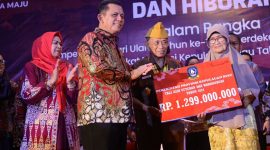 Ribuan masyarakat Tanjungpinang tumpah ruah menyaksikan acara Malam Ramah Tamah dan Hiburan Sempena Hari Ulang Tahun (HUT) Republik Indonesia ke-79 yang berlangsung di Halaman Gedung Daerah, Tanjungpinang, Sabtu (17/8/2024). Foto: Diskominfo Kepri
