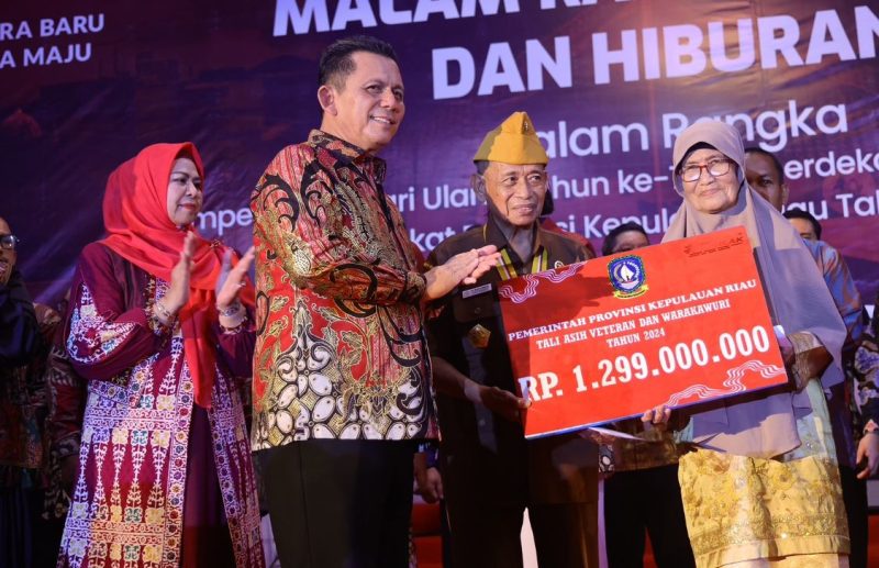 Ribuan masyarakat Tanjungpinang tumpah ruah menyaksikan acara Malam Ramah Tamah dan Hiburan Sempena Hari Ulang Tahun (HUT) Republik Indonesia ke-79 yang berlangsung di Halaman Gedung Daerah, Tanjungpinang, Sabtu (17/8/2024). Foto: Diskominfo Kepri