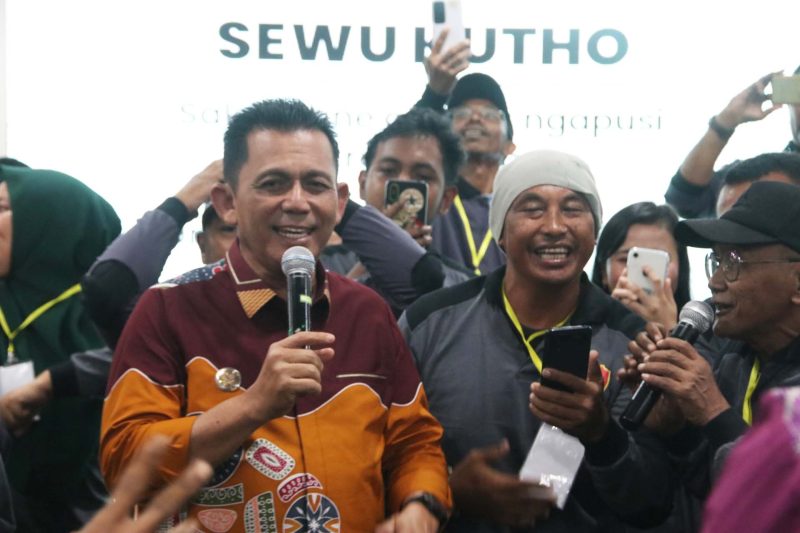 Gubernur Ansar saat menhadiri Apel Siaga Satlinmas, Pemberdayaan Perlindungan Masyarakat di Nagoya Mansion Hotel, Batam. Foto: Diskominfo Kepri