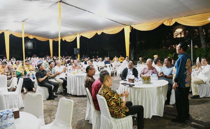 Warga masyarakat dari berbagai perumahan di Batam Center, termasuk Perumahan Beverly, Bonavista, Diamond Palace, Citra Land, dan Grand Maganda antusias mendengarkan berbagai program strategis yang dipaparkan Gubernur Kepri Ansar Ahmad saat bersilaturahmi ke tempat tersebut, Jumat (2/8/2024). Foto: Diskominfo Kepri