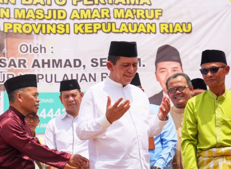 Peletakan batu pertama pembangunan Masjid Amar Ma'ruf di Jalan Panglima Dompak, Kampung Lembah Rantau, Kelurahan Batu IX, Kecamatan Tanjungpinang Timur, Kota Tanjungpinang. Foto: Diskominfo Kepri