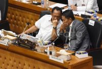 Mendagri Tito Karnavian (kiri) bersama Menteri Hukum dan HAM Supratman Andi Agtas (kanan) mengikuti rapat kerja dengan Badan Legislasi DPR terkait pembahasan UU Pilkada di Kompleks Parlemen, Senayan, Jakarta, Rabu (21/8/2024). Foto: ANTARA/Indrianto Eko Suwarso/Spt.