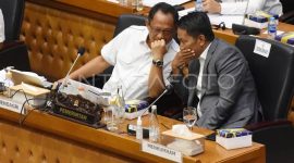 Mendagri Tito Karnavian (kiri) bersama Menteri Hukum dan HAM Supratman Andi Agtas (kanan) mengikuti rapat kerja dengan Badan Legislasi DPR terkait pembahasan UU Pilkada di Kompleks Parlemen, Senayan, Jakarta, Rabu (21/8/2024). Foto: ANTARA/Indrianto Eko Suwarso/Spt.