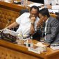 Mendagri Tito Karnavian (kiri) bersama Menteri Hukum dan HAM Supratman Andi Agtas (kanan) mengikuti rapat kerja dengan Badan Legislasi DPR terkait pembahasan UU Pilkada di Kompleks Parlemen, Senayan, Jakarta, Rabu (21/8/2024). Foto: ANTARA/Indrianto Eko Suwarso/Spt.