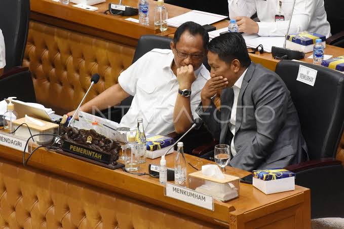 Mendagri Tito Karnavian (kiri) bersama Menteri Hukum dan HAM Supratman Andi Agtas (kanan) mengikuti rapat kerja dengan Badan Legislasi DPR terkait pembahasan UU Pilkada di Kompleks Parlemen, Senayan, Jakarta, Rabu (21/8/2024). Foto: ANTARA/Indrianto Eko Suwarso/Spt.