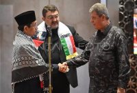 Imam Besar Masjid Istiqlal Nasaruddin Umar (kiri) menjabat tangan Dubes Otoritas Palestina untuk Indonesia Zuhair Al-Shun (kanan) dan Dubes Iran untuk Indonesia Mohammad Boroujerdi (tengah) usai shalat gaib di Masjid Istiqlal, Jakarta, Jumat (2/8/2024). Shalat tersebut dilakukan untuk mendoakan pemimpin Biro Politik Hamas Ismail Haniyeh yang wafat akibat serangan udara Israel di Iran. Foto: ANTARA/Aditya Pradana Putra/foc.