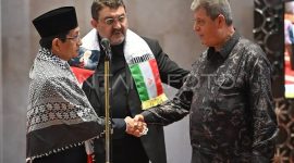 Imam Besar Masjid Istiqlal Nasaruddin Umar (kiri) menjabat tangan Dubes Otoritas Palestina untuk Indonesia Zuhair Al-Shun (kanan) dan Dubes Iran untuk Indonesia Mohammad Boroujerdi (tengah) usai shalat gaib di Masjid Istiqlal, Jakarta, Jumat (2/8/2024). Shalat tersebut dilakukan untuk mendoakan pemimpin Biro Politik Hamas Ismail Haniyeh yang wafat akibat serangan udara Israel di Iran. Foto: ANTARA/Aditya Pradana Putra/foc.