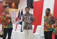 Ketua Divisi Teknis KPU RI Idham Holik (ketiga kanan) saat meninjau persiapan pendaftaran calon gubernur dan wakil gubernur Papua Barat Daya di Sorong, Papua Barat Daya, Kamis (29/8/2024). Foto: ANTARA/Khaerul Izan/aa.