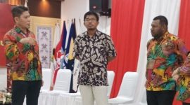 Ketua Divisi Teknis KPU RI Idham Holik (ketiga kanan) saat meninjau persiapan pendaftaran calon gubernur dan wakil gubernur Papua Barat Daya di Sorong, Papua Barat Daya, Kamis (29/8/2024). Foto: ANTARA/Khaerul Izan/aa.