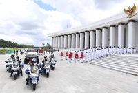 Prosesi kirab duplikat bendera merah putih dan teks proklamasi dari Ibu Kota Nusantara menuju Monumen Nasional Jakarta, Sabtu (31/08/2024). Foto: BPMI Setpres/Kris