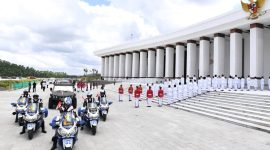 Prosesi kirab duplikat bendera merah putih dan teks proklamasi dari Ibu Kota Nusantara menuju Monumen Nasional Jakarta, Sabtu (31/08/2024). Foto: BPMI Setpres/Kris