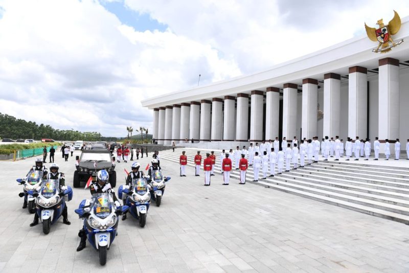 Prosesi kirab duplikat bendera merah putih dan teks proklamasi dari Ibu Kota Nusantara menuju Monumen Nasional Jakarta, Sabtu (31/08/2024). Foto: BPMI Setpres/Kris