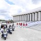 Prosesi kirab duplikat bendera merah putih dan teks proklamasi dari Ibu Kota Nusantara menuju Monumen Nasional Jakarta, Sabtu (31/08/2024). Foto: BPMI Setpres/Kris