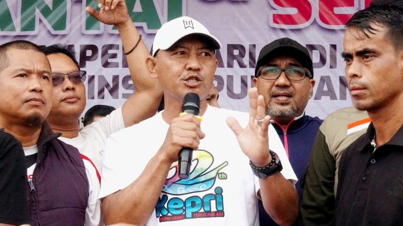 Sekda Provinsi Kepri Adi Prihantara saat menyampaikan permohonan maaf kepada masyarakat Kepulauan Riau di Gedung Daerah Tanjungpinang, Kepulauan Riau. Foto: Diskominfo Kepri