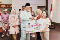 Dalam rangka memperingati Hari Jadi Provinsi Kepulauan Riau ke-22, Gubernur Provinsi Kepri, H. Ansar Ahmad, secara langsung memberikan Bantuan Hibah Permodalan kepada 537 pelaku UMKM di Kecamatan Tanjungpinang Kota, Tanjungpinang, pada Selasa (24/9/2024). Foto: Diskominfo Kepri