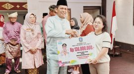 Dalam rangka memperingati Hari Jadi Provinsi Kepulauan Riau ke-22, Gubernur Provinsi Kepri, H. Ansar Ahmad, secara langsung memberikan Bantuan Hibah Permodalan kepada 537 pelaku UMKM di Kecamatan Tanjungpinang Kota, Tanjungpinang, pada Selasa (24/9/2024). Foto: Diskominfo Kepri