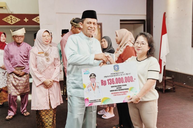 Dalam rangka memperingati Hari Jadi Provinsi Kepulauan Riau ke-22, Gubernur Provinsi Kepri, H. Ansar Ahmad, secara langsung memberikan Bantuan Hibah Permodalan kepada 537 pelaku UMKM di Kecamatan Tanjungpinang Kota, Tanjungpinang, pada Selasa (24/9/2024). Foto: Diskominfo Kepri