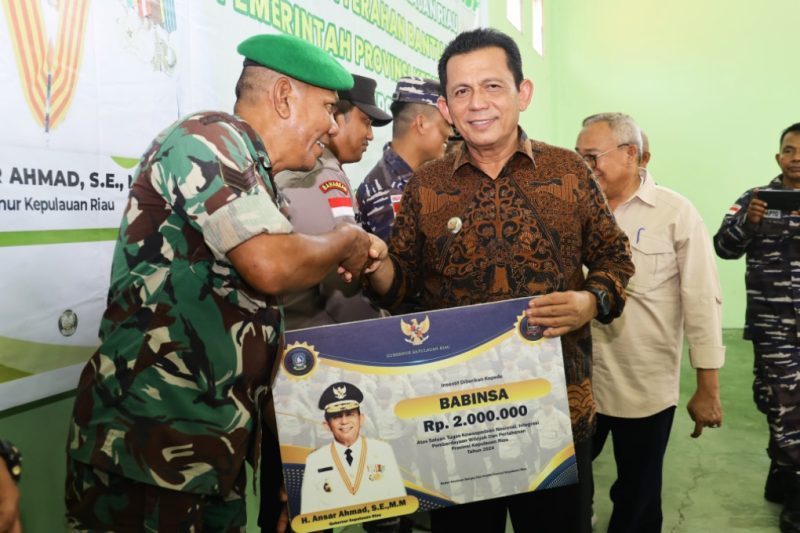 Penyaluran insentif bagi personel Babinsa, Babinpotmar, Babinpotdirga, dan Bhabinkamtibmas yang menjadi program Gubernur Kepri H Ansar Ahmad SE MM di tahun 2024 ini telah rampung disalurkan. Foto: Diskominfo Kepri