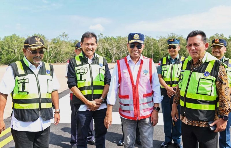 Kunjungan Menteri Perhubungan RI Budi Karya Sumadi didampingi Gubernur Kepulauan Riau, H. Ansar Ahmad dan Bupati Karimun Aunur Rafiq saat meninjau Bandara Raja Haji Abdullah Karimun. Foto: Diskominfo Kepri