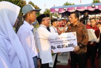 Penyerahan Bantuan kepada Masyarakat Kecamatan Buru, Kabupaten Karimun oleh Gubernur Kepulauan Riau, Ansar Ahmad. Foto: Diskominfo Kepri