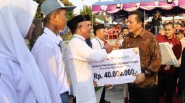 Penyerahan Bantuan kepada Masyarakat Kecamatan Buru, Kabupaten Karimun oleh Gubernur Kepulauan Riau, Ansar Ahmad. Foto: Diskominfo Kepri