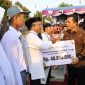 Penyerahan Bantuan kepada Masyarakat Kecamatan Buru, Kabupaten Karimun oleh Gubernur Kepulauan Riau, Ansar Ahmad. Foto: Diskominfo Kepri