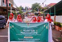 Ratusan ibu-ibu yang tergabung dalam Persatuan Majelis Taklim Badan Kontak Majelis Taklim (BKMT) Kelurahan Kampung Bulang, Sabtu (21/9/2024) pagi, menggelar pawai untuk memperingati Maulid Nabi Muhammad SAW. Foto: Diskominfo Tanjungpinang