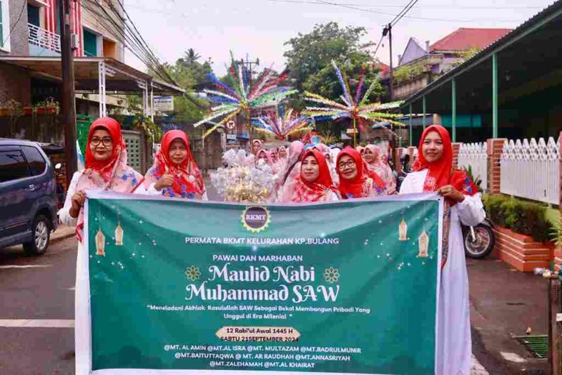 Ratusan ibu-ibu yang tergabung dalam Persatuan Majelis Taklim Badan Kontak Majelis Taklim (BKMT) Kelurahan Kampung Bulang, Sabtu (21/9/2024) pagi, menggelar pawai untuk memperingati Maulid Nabi Muhammad SAW. Foto: Diskominfo Tanjungpinang