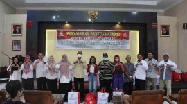 Dinas Sosial Kota Tanjungpinang menyalurkan bantuan asistensi rehabilitasi sosial (atensi) dan alat aksebilitas penyandang disabilitas, Orang Dengan HIV/AIDS (ODHA), NAPZA dan Anak kepada 125 Pemerlu Pelayanan Kesejahteraan Sosial (PPKS) guna menunjang kegiatan sehari-hari, Rabu (11/9/2024). Foto: Diskominfo Tanjungpinang