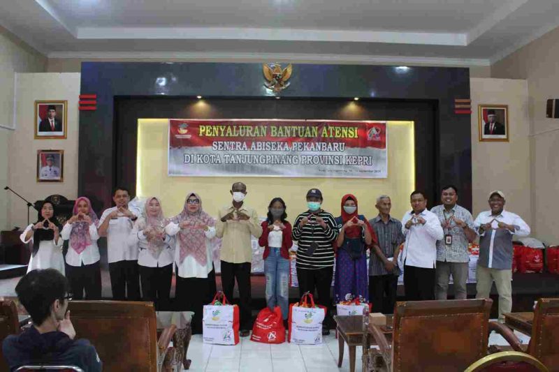 Dinas Sosial Kota Tanjungpinang menyalurkan bantuan asistensi rehabilitasi sosial (atensi) dan alat aksebilitas penyandang disabilitas, Orang Dengan HIV/AIDS (ODHA), NAPZA dan Anak kepada 125 Pemerlu Pelayanan Kesejahteraan Sosial (PPKS) guna menunjang kegiatan sehari-hari, Rabu (11/9/2024). Foto: Diskominfo Tanjungpinang